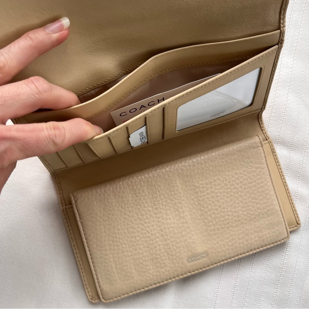NWT Vintage Coach Soho Buckle wallet in cream pebbled leather - Picture 9 of 14